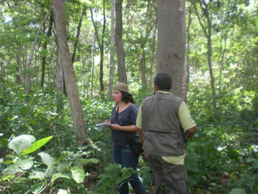 Maya Paredes and Miguel Eguez (Park ranger) taking data about the habitat of the Hyacinth macaw