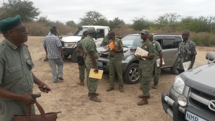 Trainees arrive at field practical (with their training manuals).