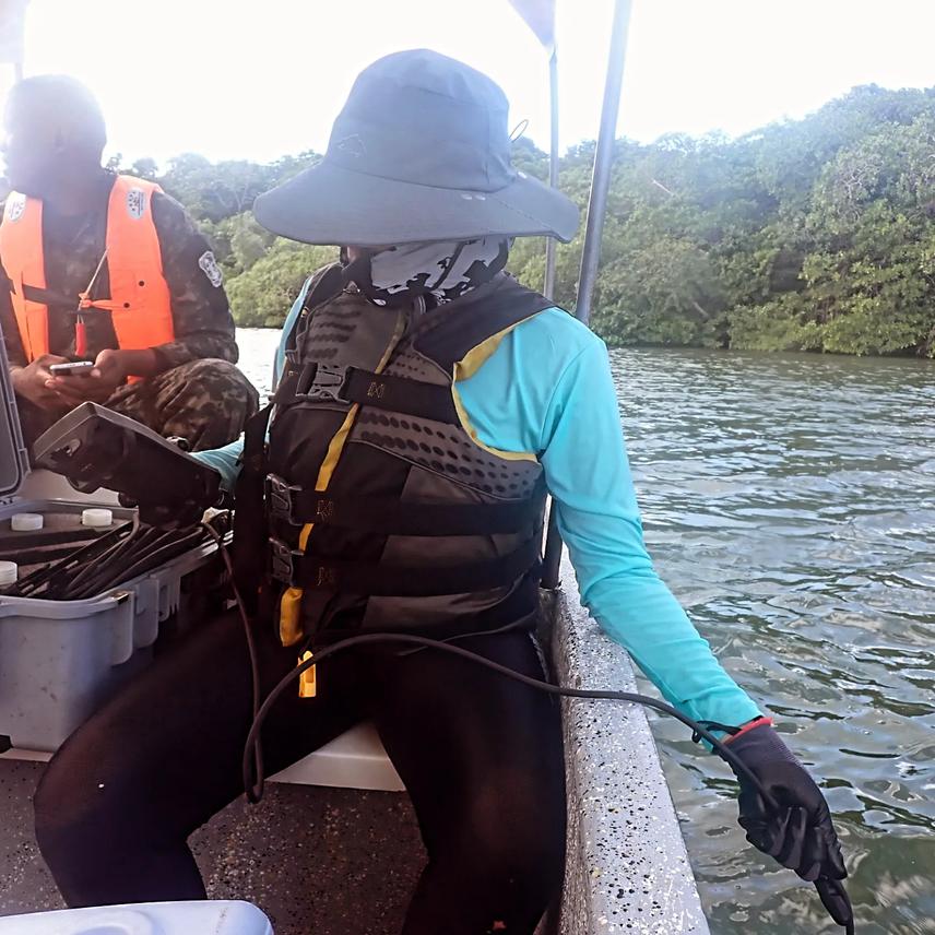 Measurement of water quality parameters in Trujillo Bay, Honduran Caribbean. ©Paolo Guardiola.