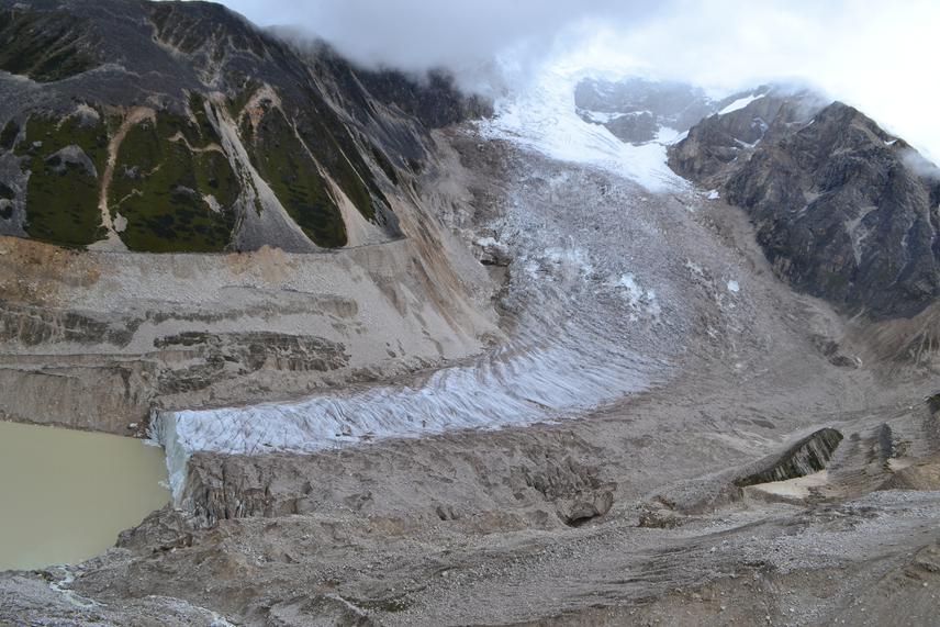 Luggye glacier in contact with Luggye glacial lake.
