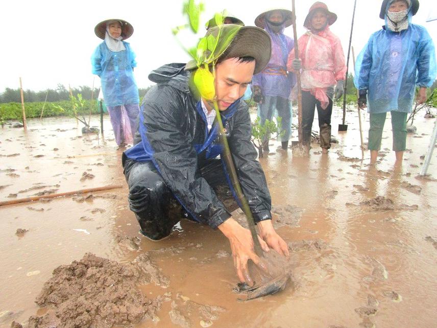 Project member guided mangrove planting techniques for the community
