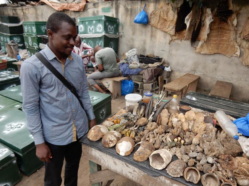 Observation of a stall in the small market of Koumassi (Ivory Coast), Asso AA, 2021.