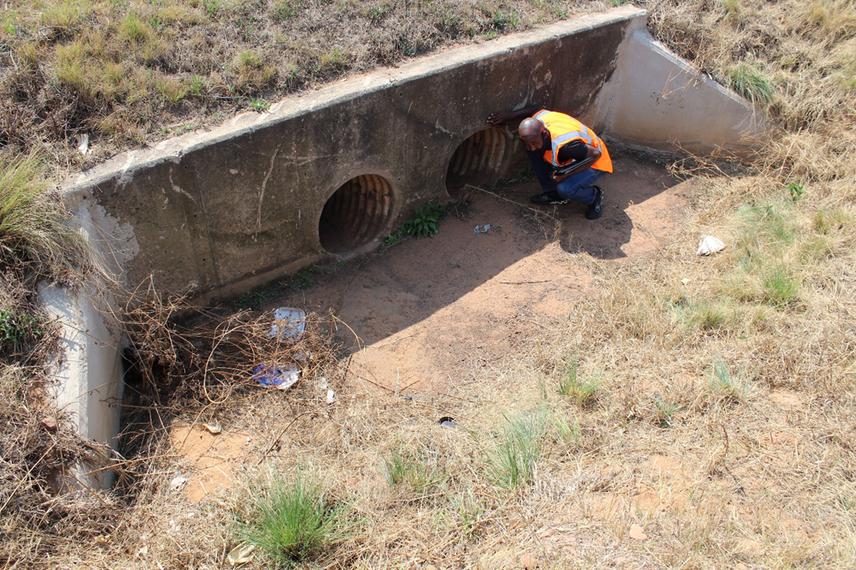 Thabo undertaking road underpass structure investigation to determine suitable structures to modify. © Innocent Buthelezi