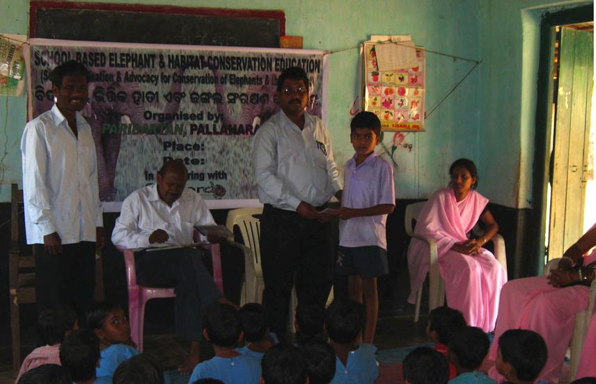 A student receiving prize Quiz competition.