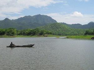 Fishermen working in Cahora Bassa reservoir, illustrating the dominance of C3 vegetation (trees) in the surrounding area. C3 plants have typically low δ13C values, relatively similar to those of freshwater aquatic producers (e.g. plankton).