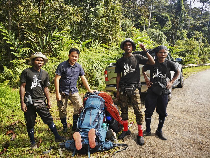 The Gaia team Assistant Program manager and Hornbill guardians setting off on a 10-day expedition in the forest to search for hornbill resources. ©Sanjitpaal Singh / Gaia.