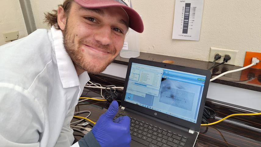 Garrison Ferone analyzing Gel’s for PCR products. ©Paúl Yépez (GSC).